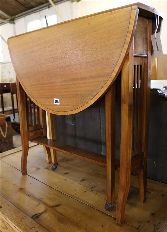 Edwardian satinwood-banded mahogany oval Sutherland table